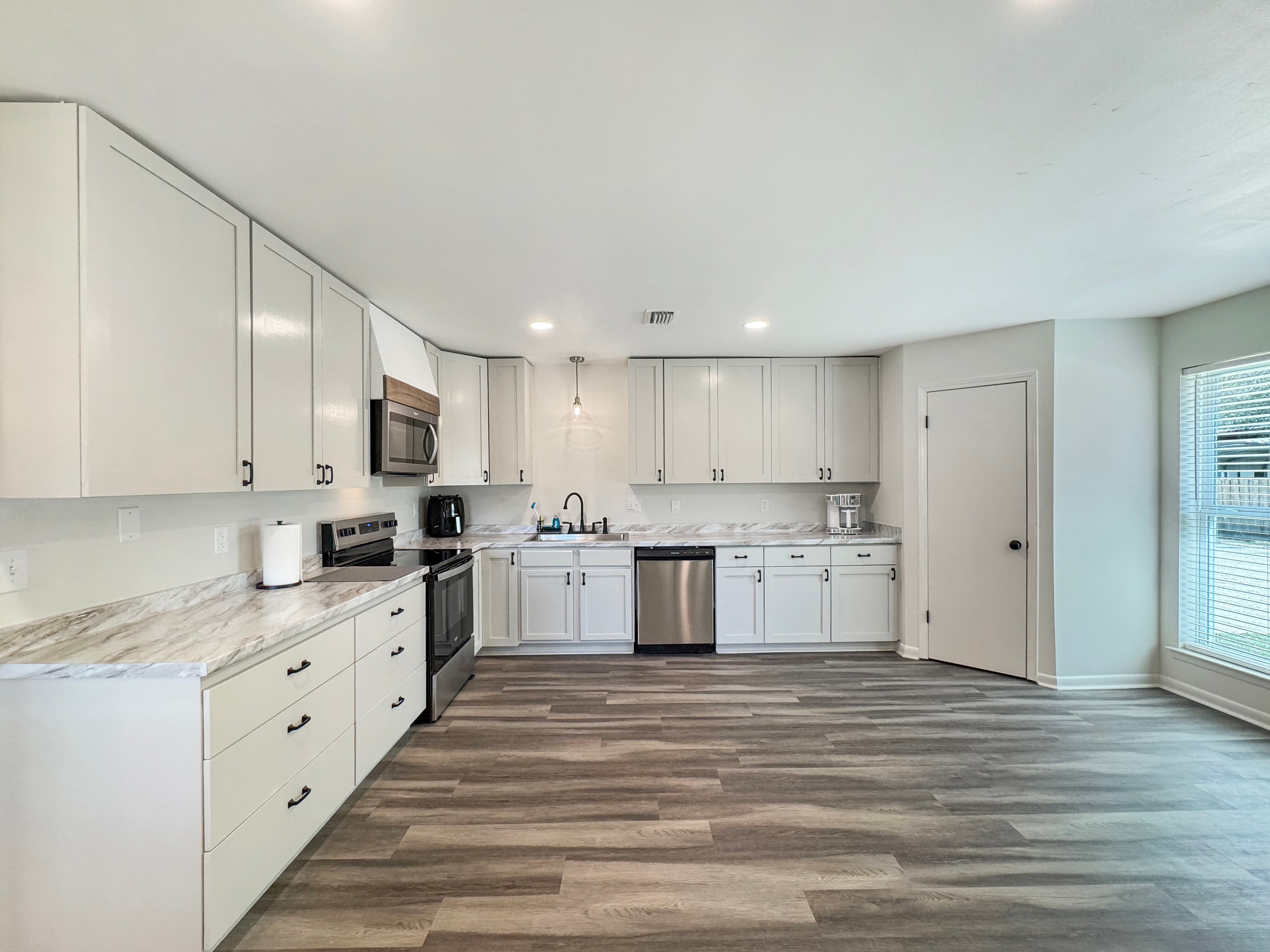Full kitchen